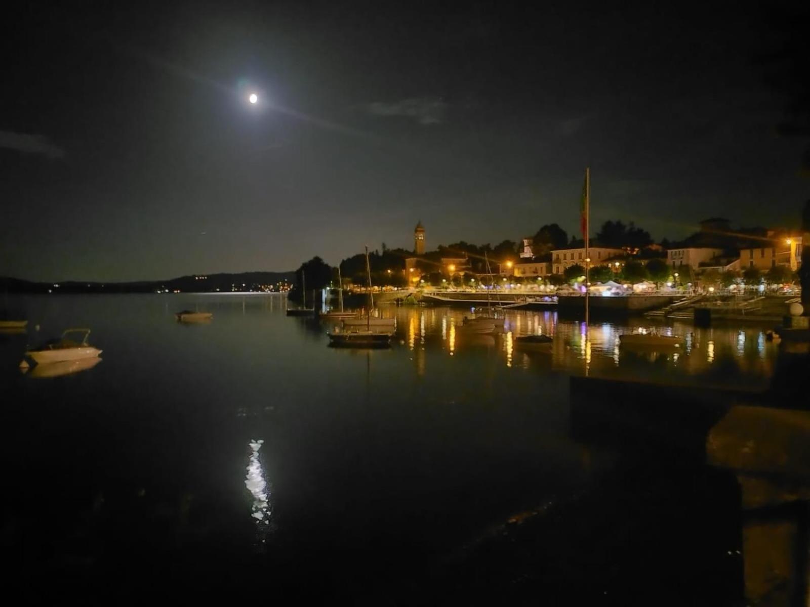 Casa Del Lago Maggiore Lesa Apartment Bagian luar foto