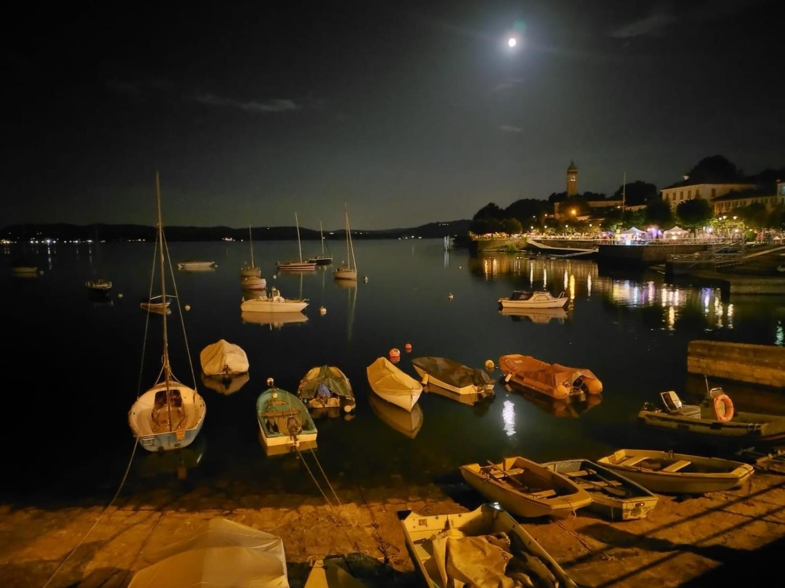 Casa Del Lago Maggiore Lesa Apartment Bagian luar foto